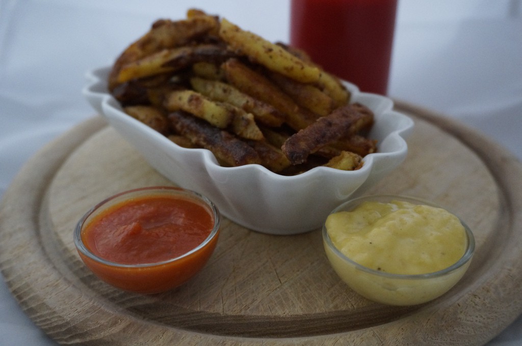 Pommes rot-weiß // Ketchup // Mayonnaise