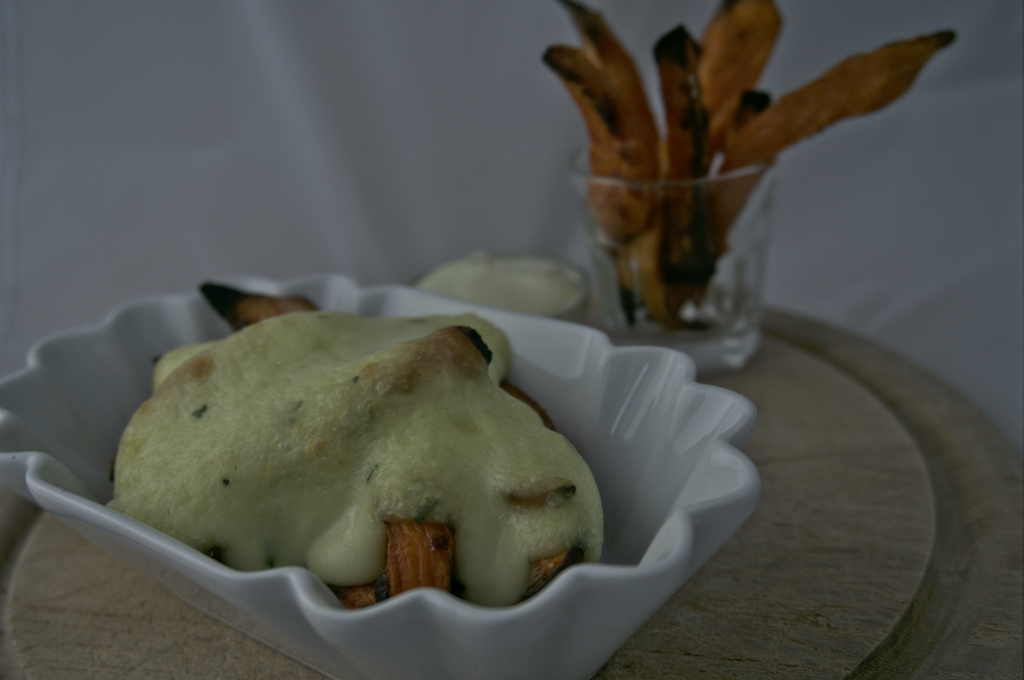 Süßkartoffel Fries überbacken mit Chili - Estragon - Milchmayonnaise