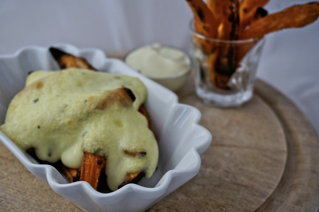 Süßkartoffel Fries überbacken mit Chili - Estragon - Milchmayonnaise