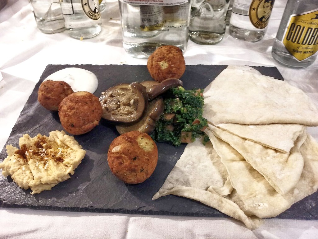 Falafel mit Minzjoghurt, Humus, gegrillten Auberginen und Petersiliensalat 2