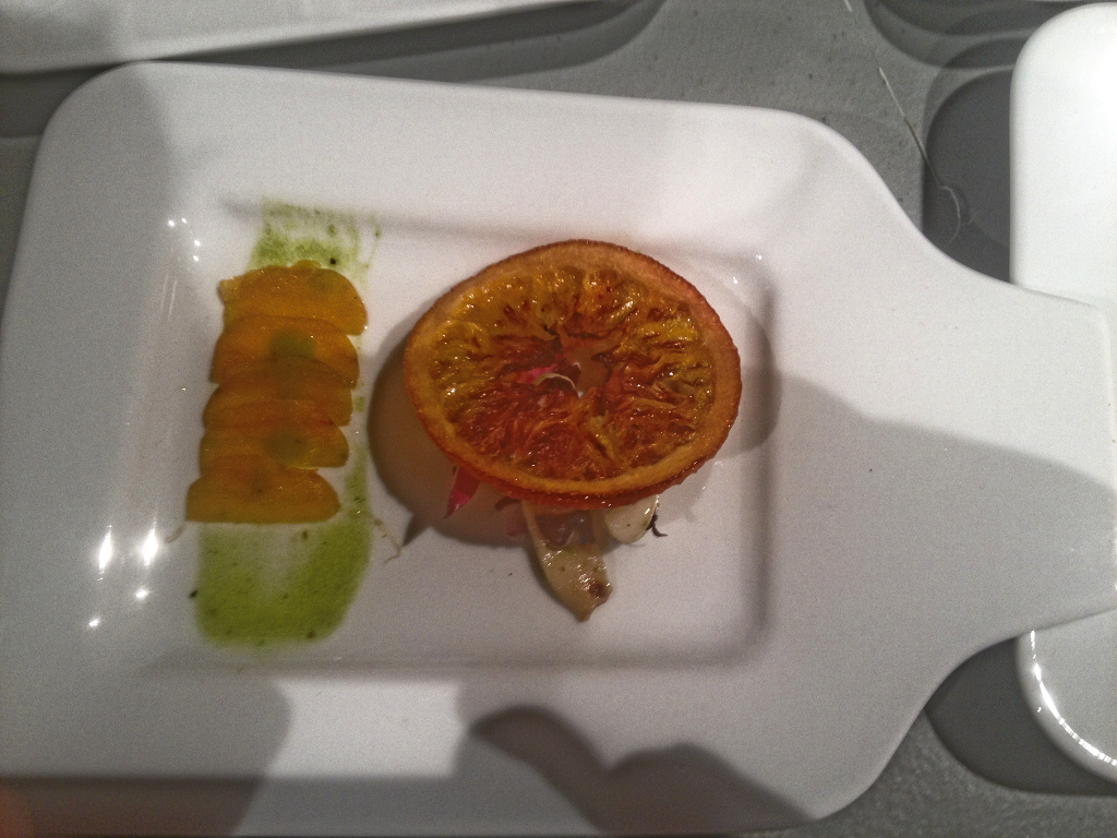 Bottarga–Capaccio an Kalamares–Radicciosalat mit Kürbis–Mojo verde und Orangenchip