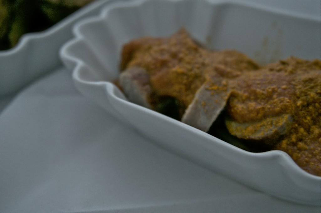 selbstgemachte Currywurst mit Mango-Tomatensauce