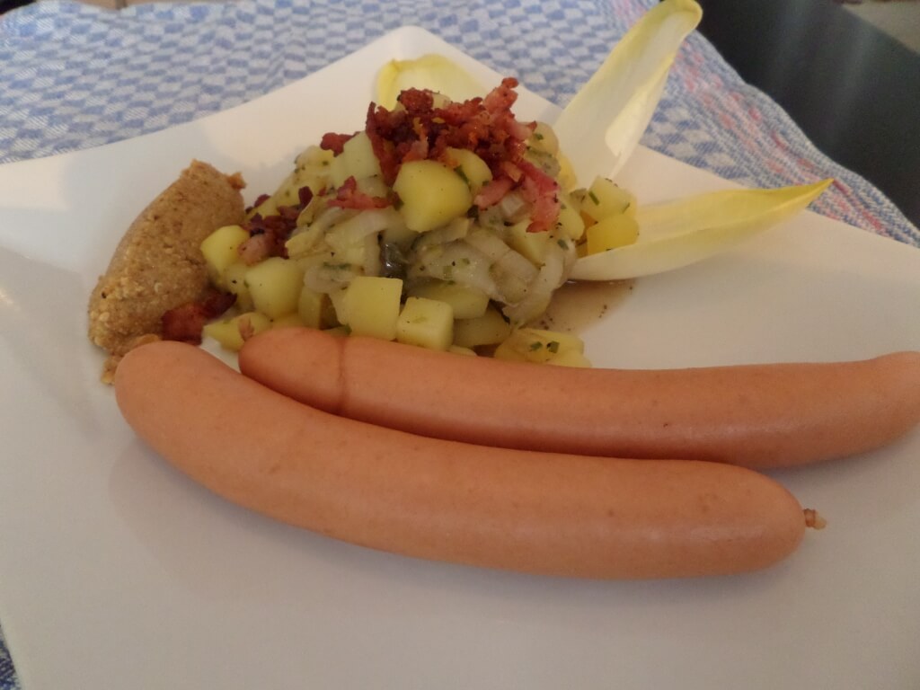 Bockwurst mit lauwarmen Kartoffel-Chicorée-Salat und Orangensenf
