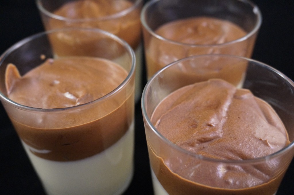 Zweierlei Mousse: dunkle Schokolade-Rosmarin // weiße Schokolade-Thymian