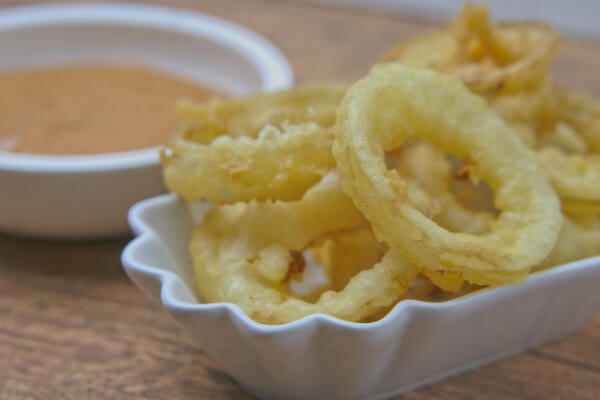 Onion Rings - Frittierte Zwiebelringe im Bierteig | happy plate