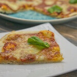 Ein Stück Pizza Margeritha vom Pizzastein