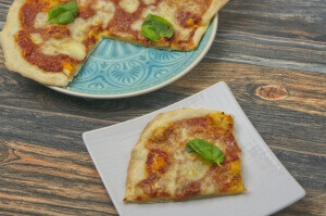 Pizza Margeritha mit Basilikum vom Pizzastein - Pizza zu Hause