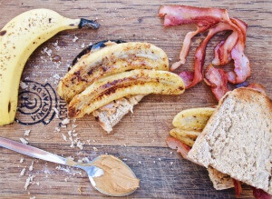Sandwich mit Erdnussbutter, Bacon und Banane