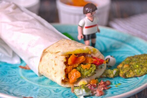 Erbsenfalafel mit Möhren in Tortilla mit Bacon und Minze
