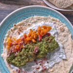 Erbsenfalafel von oben mit Tortilla Möhren und Gurken Minz Joghurt