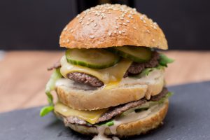 Doppeldecker Cheeseburger mit Gurkenmayonnaise