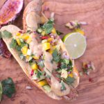 Hot Dog mit Thüringer Rostbratwurst, Avocado Mango und Salsa