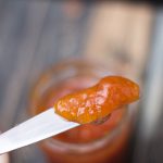Tomatenmarmelade auf einem Messer