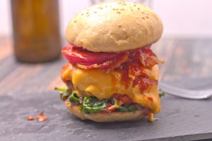 Burger mit Käse Bacon Barbecue Sauce und Spinat