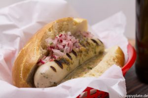 Bayrischer Hot Dog mit Weisswurst und Radieschen und Süßer Senf Sauce_