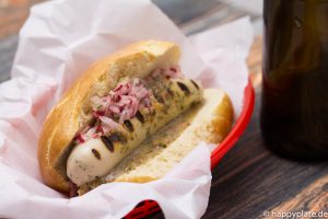Bayrischer Hot Dog mit Weisswurst und Radieschen_