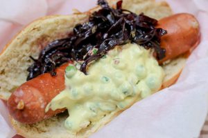 Hot Dog Mit Wild Wurst-Erbsen-Ricotta und Rotweinzwiebel