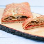Gefüllter Stromboli mit Pepperonisalami, Emmentaler und Salsicca