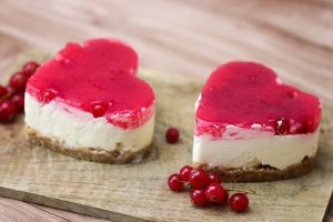 Cheesecake ohne Backen mit johannisbeeren in Herzform