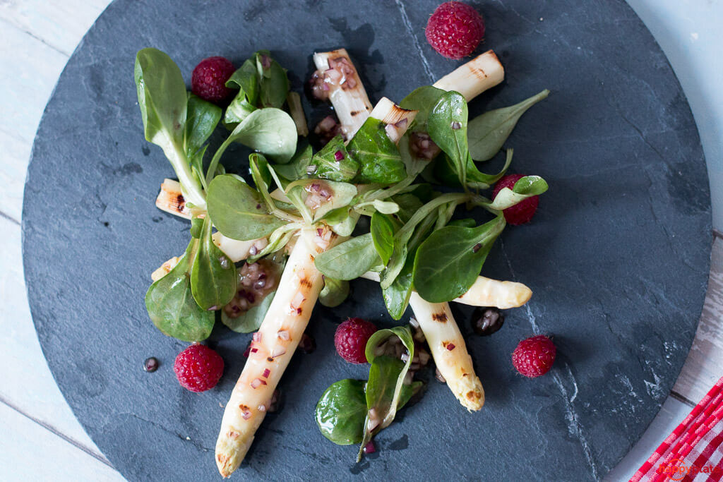 Gegrillter weißer Spargel-Salat mit Himbeeren | happy plate