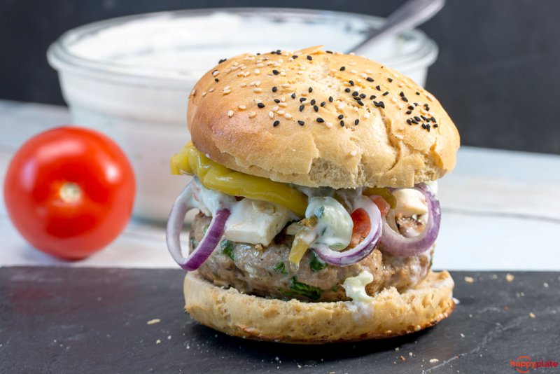 Griechischer Burger mit Feta-Käse | happy plate