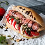 Italienischer Hot Dog mit Salsiccia undTomate Mozzarella