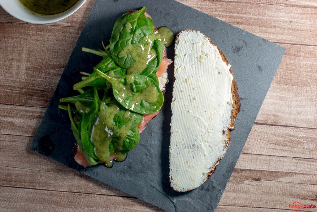 LAchssandwich mit Spinat und Frischkäse