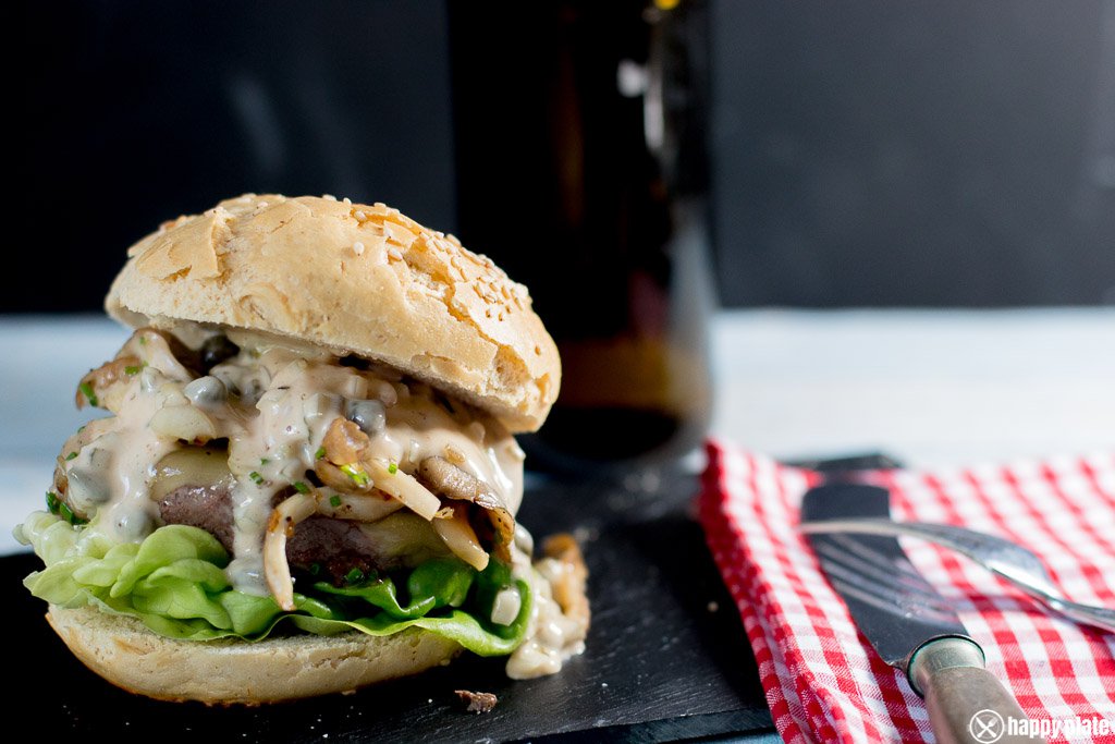 Burger mit angeschwenkten Austernpilzen und Sauce Tartar