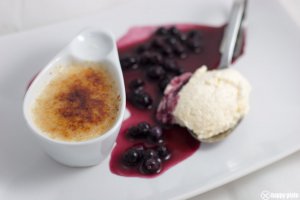 Crema Catalana mit Joghurt-Zimt Bayrisch Creme und Heidelbeersauce