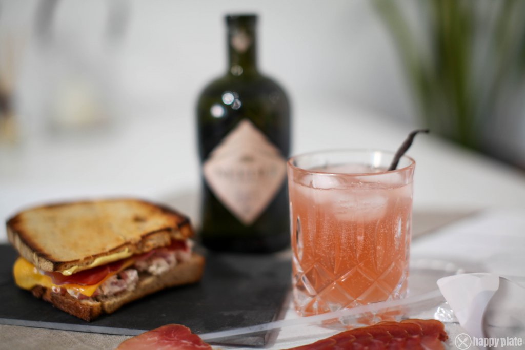 Needle Gin Rharbarbar Gin Tonic mit Schwarzwaelder Schinken Sandwich