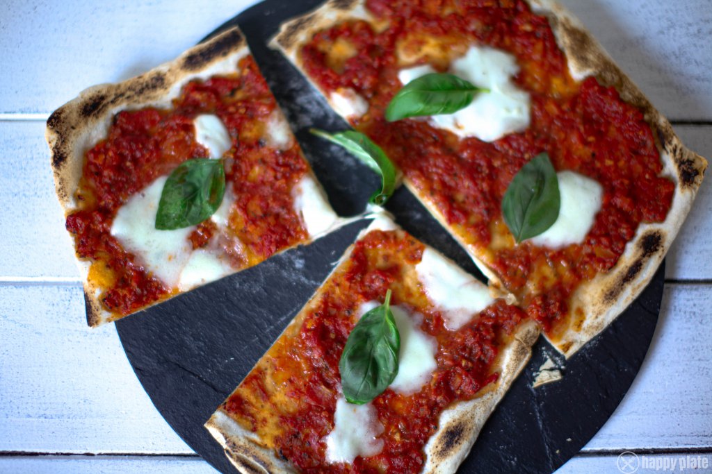 Selbstgemachte Sauerteig Pizza mit Marinara Sauce