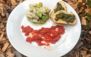 Zander avocado Ceviche mit Hagebutten - Tomaten - Püree und Dattel Crostini