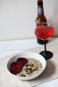 Quinoa Risotto mit Gorgonzola und fermentierter roter Beete und Kürbiskerne