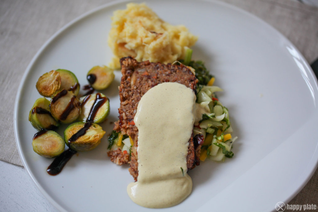 Vegetarischer Nussbraten mit Umami Marinade Rosenkohl und Pastinakenpueree und Pak Choi