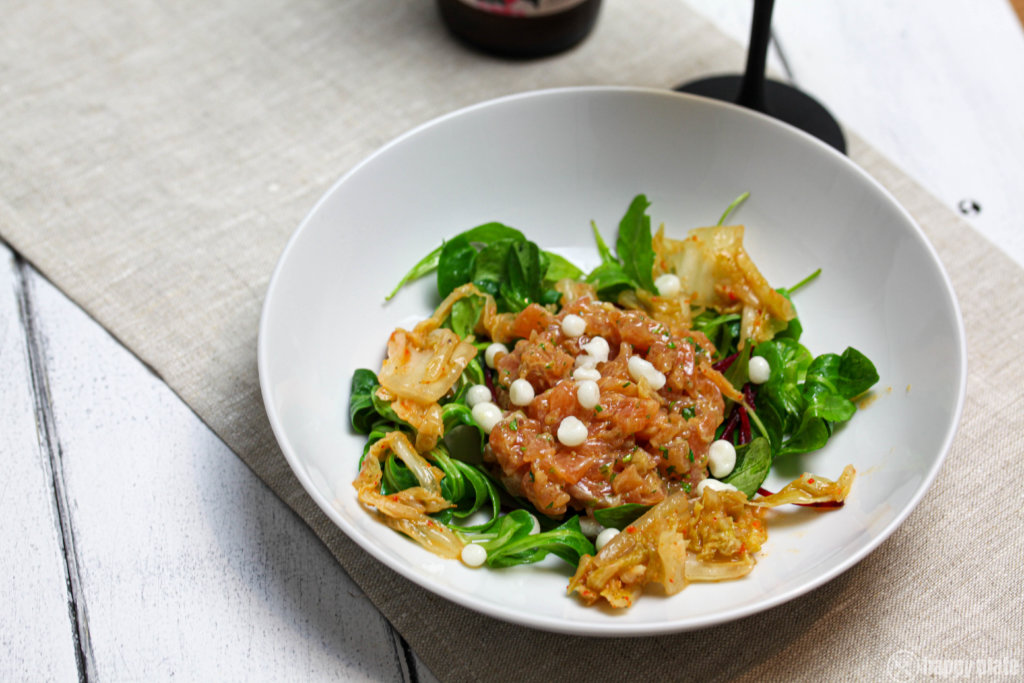 Lachstartar mit Kimchi und Kefir Kaviar und Sour IPA und Salat