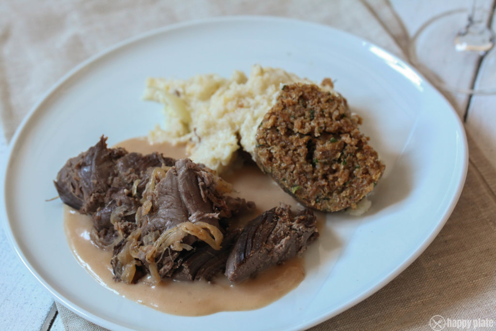 Rehsauerbraten mit Vollkornserviettenknödel