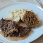 Rehsauerbraten mit Vollkornserviettenknödel