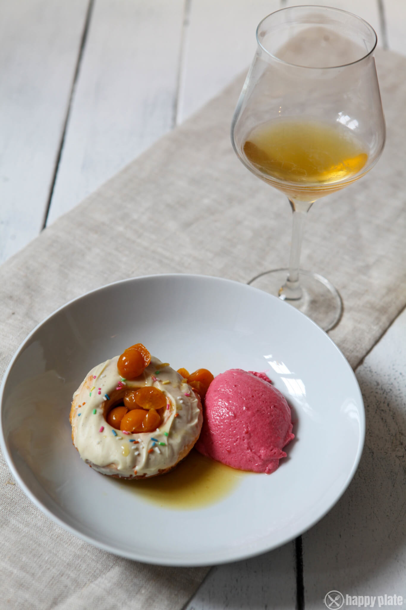 Himbeer-Gin Mousse mit Physalis Ragout im Donut | happy plate