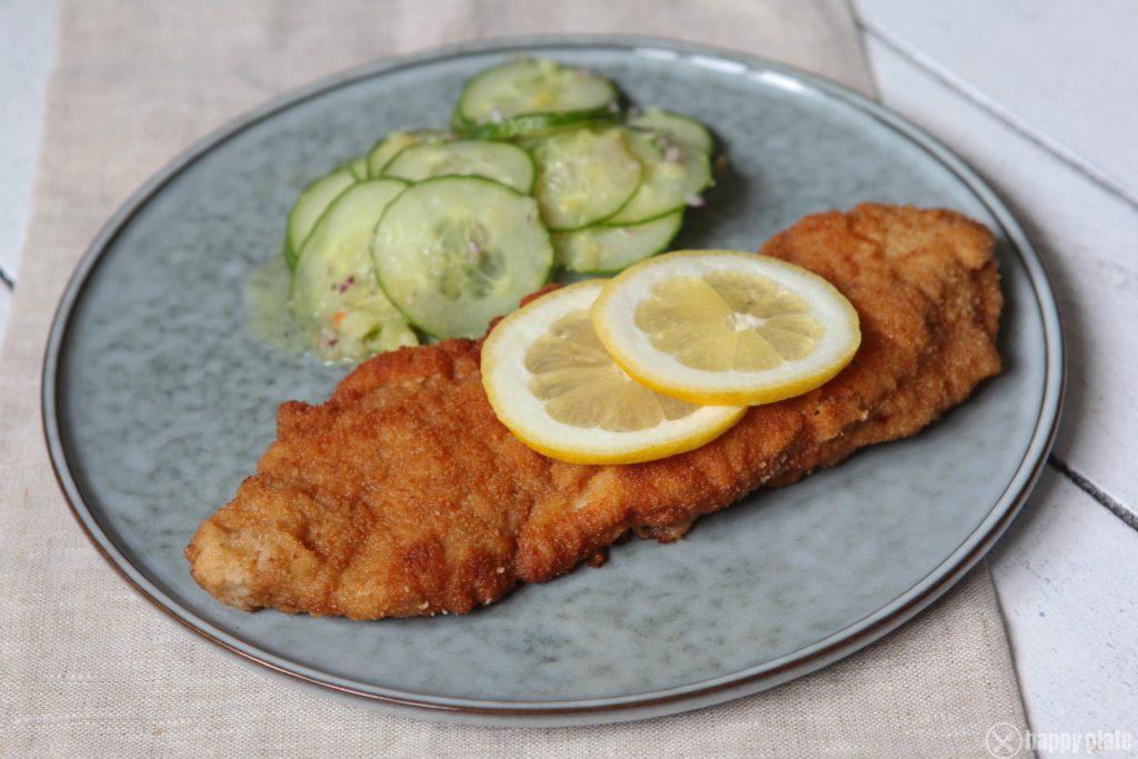 Wiener Schnitzel mit Gurkensalat ind Kartoffelvinaigrette