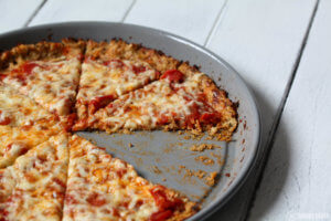 Blumenkohl Pizza mit Tomate und Käse