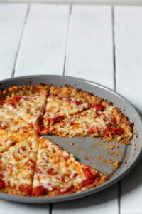 Vegetarische Blumenkohl Pizza mit Tomate und Käse